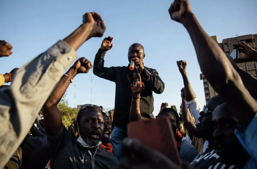 Des milliers de manifestants  devant les bases françaises au Niger